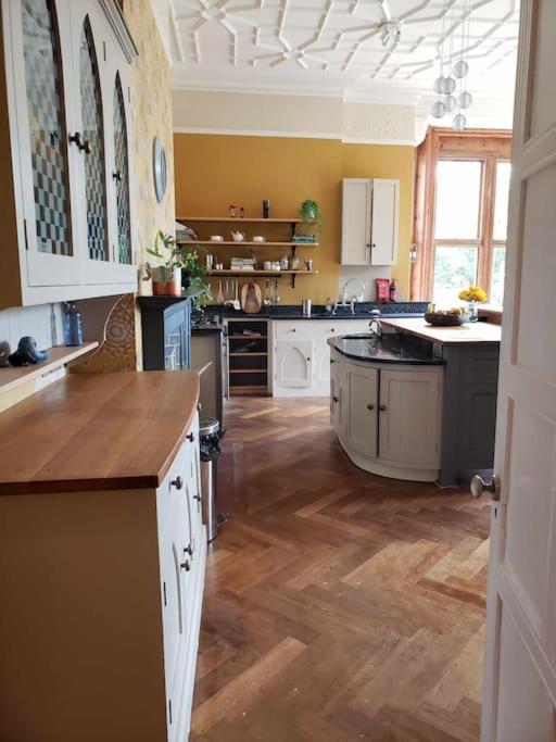 3 Bedroom 3 Bathroom Ground Floor Condo With Veranda Reigate Exterior foto