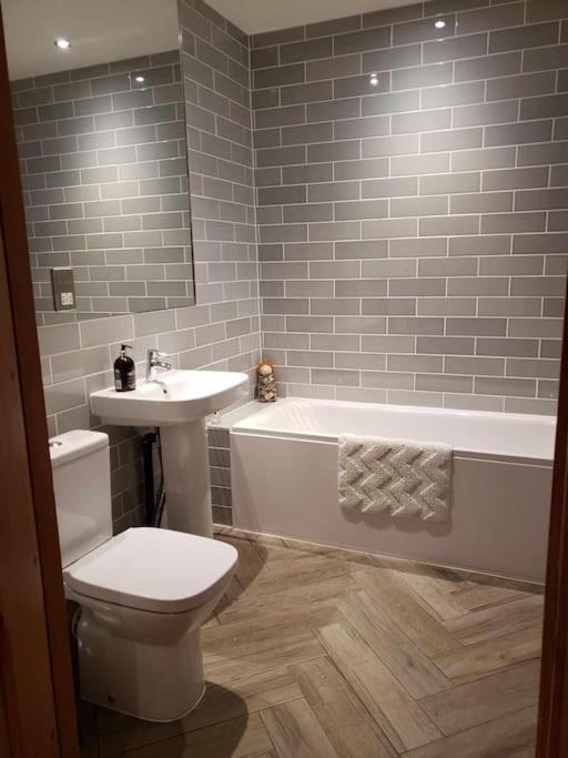 3 Bedroom 3 Bathroom Ground Floor Condo With Veranda Reigate Exterior foto