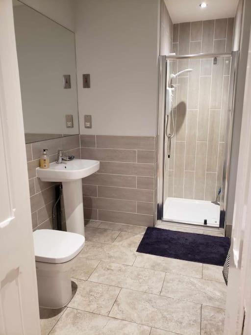 3 Bedroom 3 Bathroom Ground Floor Condo With Veranda Reigate Exterior foto